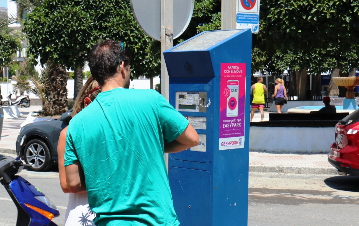 Esta Semana Santa no habrá que pagar zona azul en los paseos marítimos. Sí seguirá la zona azul en el centro urbano de Almuñécar y La Herradura